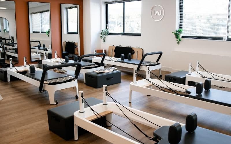 Salle du studio BodyFlow avec ses machines Reformer
